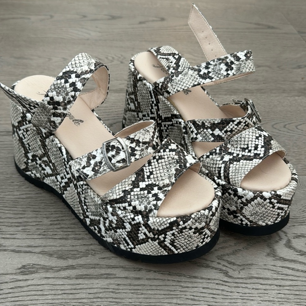 BRAND NEW -  PEOPLE PLATFORM SANDALS (NEVER WORN)